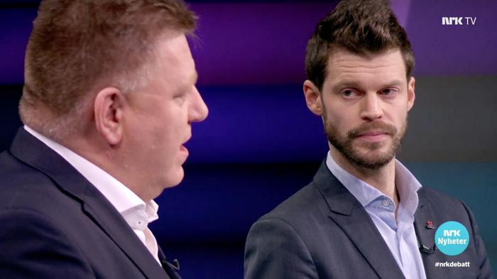 Partileder Bjørnar Moxnes i Rødt ønsker å forby kabotasje. Han lyttet nøye når NLF-direktør Geir A. Mo understreket viktigheten av å ansvarliggjøre transportkjøperne. Foto: Skjermdump, NRK.no