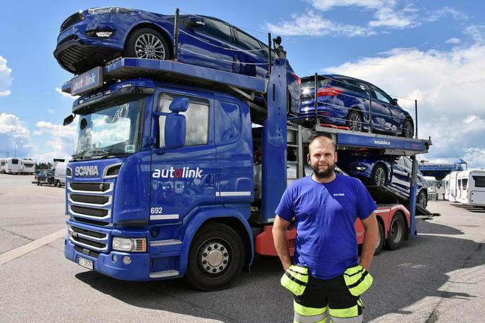 Dimitri kjører biltransport for Autolink og ratter en Scania R490 med Euro VI-teknologi. Foto: Stein Inge Stølen
