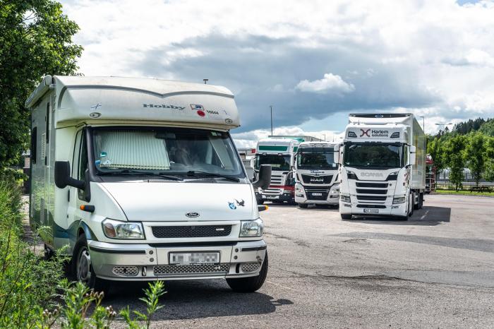 UTFORDRENDE: Med mangel på døgnhvileplasser kan det bli ekstra utfordrende om sommeren når bobiler tar opp plassene som er reservert til yrkessjåførene. Foto: Arkiv/NLF