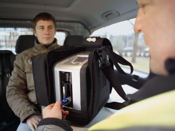 Med det nye testsystemet Dräger 5000 kan spyttprøver analyseres på stedet for å gi en indikasjon på om personen er påvirket av andre stoffer enn alkohol. Foto: Politiet