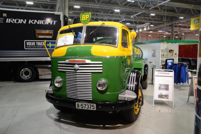 Veteranlastebiler er også på plass. Dette er en Commer i BP-farger. (Foto: Jan Harry Svendsen)