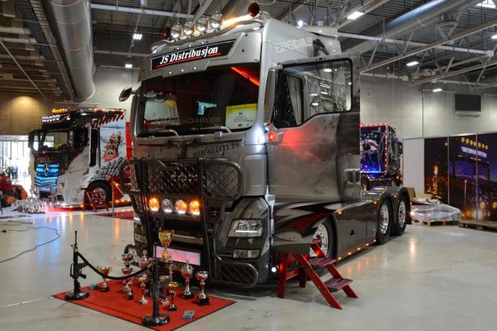 - Jeg pusser mye, medgir Thomas Skjørestad. Bilen er med i konkurransen Scandinavian Truck Trophy og lakkjobben er inspirert av filmen 