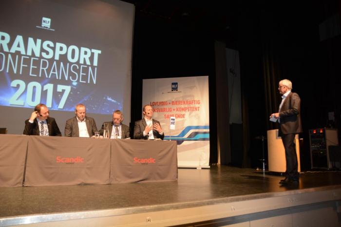 INGEN LOVNADER: Eirik Sivertsen (Ap), Ivar Odnæs (Sp), Nils Aage Jekstad (H) og samferdselsminister Ketil Solvik-Olsen i debatt på NLFs Transportkonferanse. Til høyre i bildet står debattleder Stein Kåre Kristiansen.(Foto: Jan Harry Svendsen)