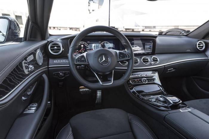 IPAD: Luksus er hovedbudskapet i E-klassens interiør. Instrumentpanelet er en eneste stor skjerm. (Foto: Thomas Larsen)