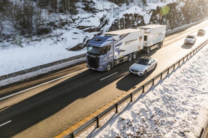 FORSKJELLER: Mercedesen suser forbi Scanias nye lastebil mens hendene ligger i fanget. Bilen styrer selv og tilpasser seg også fartsgrenser og øvrig trafikk. (Foto: Thomas Larsen)
