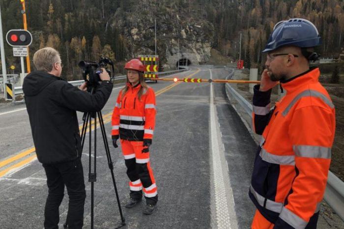 Her åpnes den nye vegstrekningen på E16, med Bagnskleivtunnelen i bakgrunnen. Foto: Statens vegvesen