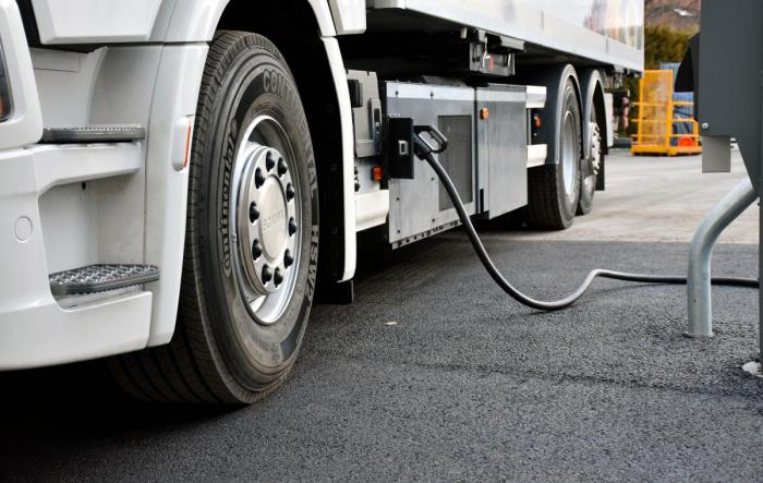 Ved hjelp av likestrømslading kan lastebilen fullades på rundt en time. Foto: Stein Inge Stølen