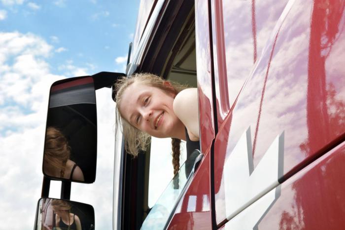 22-åringen håper på å kjøre nedover Europa en gang i fremtiden. – Langtransport er drømmen, jeg vil kjøre så langt som mulig, sier hun. Foto: Lars Thorvaldsen