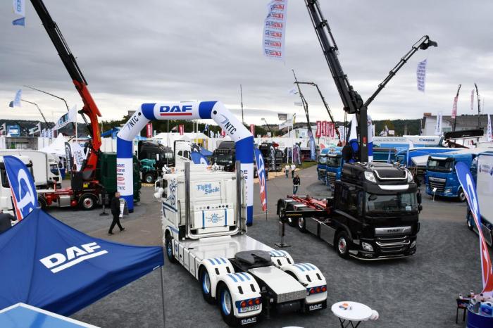 Den hvite DAF XF-en i forgrunnen er en jubileumsbil bygget i sammenheng med merkets 90-årsmarkering. «The Flying Swede» er et samarbeidsprosjekt mellom DAF, Truck & Trailer Parts og Svetsab. Foto: Stein Inge Stølen