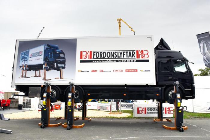 Du skal stole på utstyret når du løfter flerfoldige tonn på verkstedet. BA Fordonslyftar viste frem sine løftebukk-løsninger på Elmia. Foto: Stein Inge Stølen