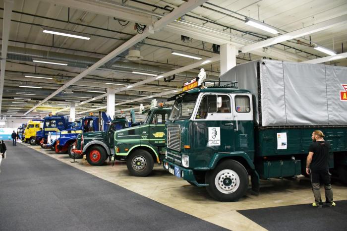 Åkerihistoriska Sällskapet (ÅHS) har ansvar for å representere fortidens storheter i veteranbilutstillingen. Det gjorde de med stor stil. Foto: Stein Inge Stølen