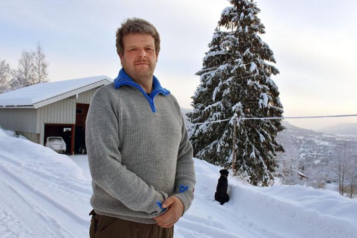 Dødtiden uten sertifikatet har Rudstaden brukt på gårdsarbeid hjemme på Dokka. Foto: Stein Inge Stølen
