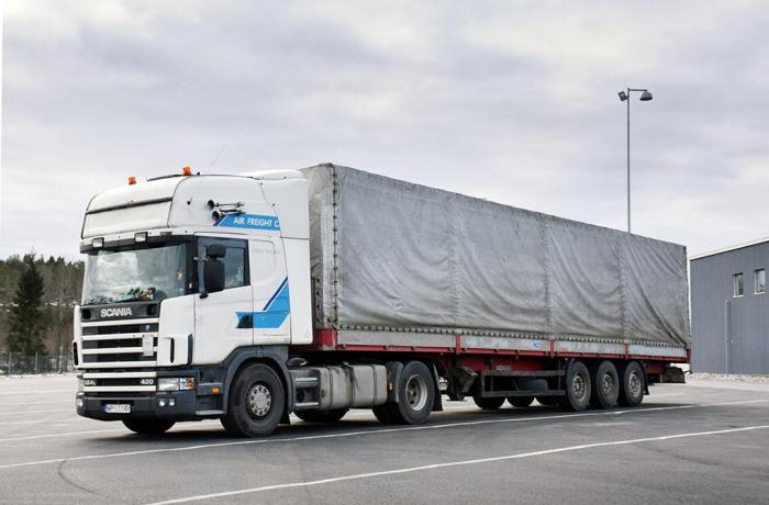 Dette er EU-vogntoget: En kort trekkvogn med kort akselavstand egner seg dårlig på glatte vinterveier. Arkivfoto: Stein Inge Stølen