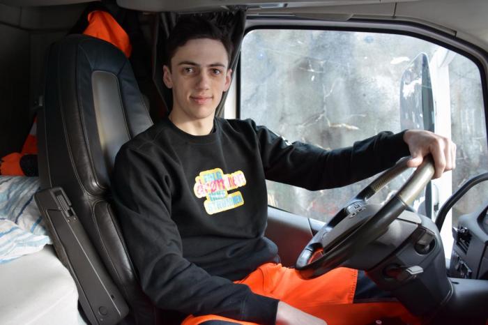 God kjørestil: Even er motorinteressert og glad i fart. Men bak rattet på lastebilen tar han det helt med ro. Foto: Stein Inge Stølen