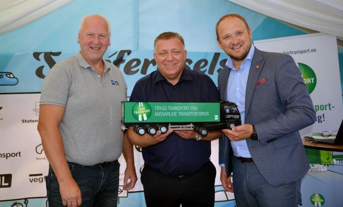 Her lanseres Fair Transport under Arendalsuka 2019. Fra venstre: Forbundsleder Tore Velten, adm.dir Geir A. Mo og (daværende) samferdselsminister Jon Georg Dale. Foto: Kjell Olafsrud