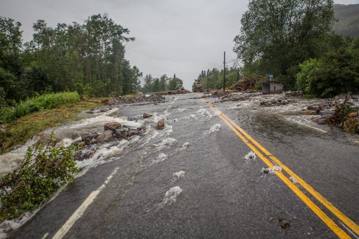 STENGT: Ikke lett å komme seg frem på disse veiene under «Hans». Foto: Silje Drevdal Statens vegvesen