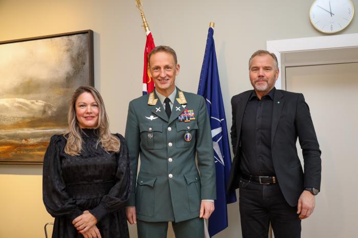 PRODUKTIVT MØTE: Fra venstre: Rådgiver i NLF Heidi Rudaa, forsvarssjef Eirik Kristoffersen og markedsdirektør i NLF Kjell Olafsrud. Foto: Elisabeth Nodland