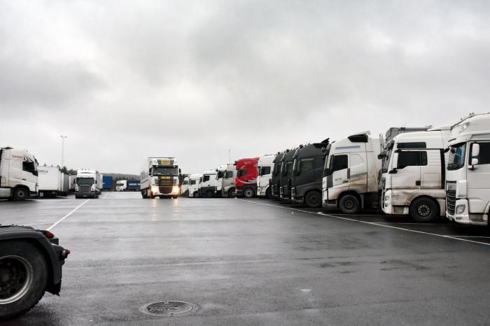 Ukehvil-reglene brytes i stor stil på døgnhvileplasser over hele Norge. Foreløpig har myndighetene latt dette skje uten konsekvenser, som her på Fugleåsen utenfor Oslo. Foto: Stein Inge Stølen