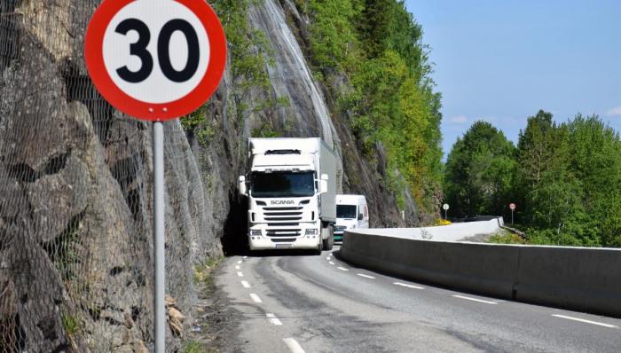 Fylkesveg 33 er en av Norges mest beryktede strekninger, med en stor andel tungtrafikk. Stedvis er det både trangt, bratt og sporete, med slitt og dårlig asfaltdekke, kombinert med rasfare. Dette sikret den en femteplass da NRK kåret Norges dårligste veg i 2018. Foto: Stein Inge Stølen