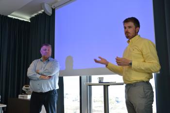 Administrerende direktør i NLF står sammen med Rikard G. Knutsen fra OFV og diskuterer fylkesveiene i Norge.