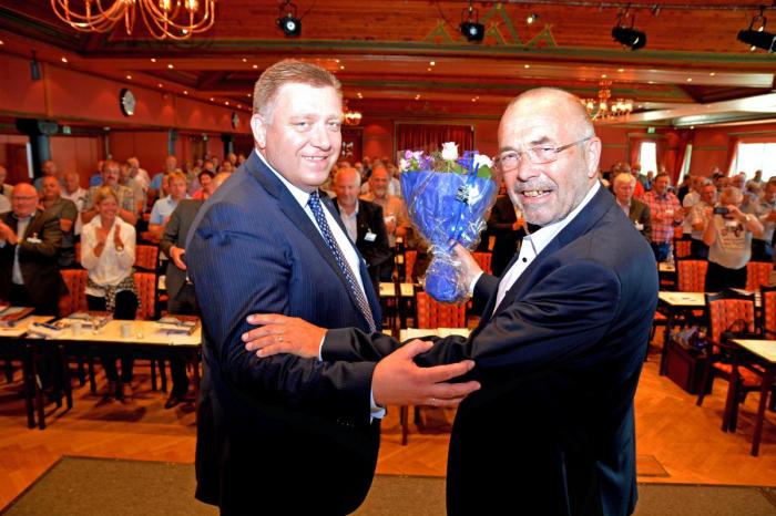 FERDIG MED SEKS ÅR: NLF-direktør Geir A. Mo hedret og gratulerte sjefen sin, Per Madsen, med gjenvalg som forbundsleder i to nye år. Det gjorde også over 200 andre i landsmøtessalen i Holmenkollen. Foto: Stig Odenrud