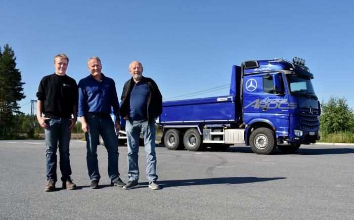 Alle smiler fortsatt... men nå skal de ut og kjøre! Hva blir resultatet? Foto: Stein Inge Stølen