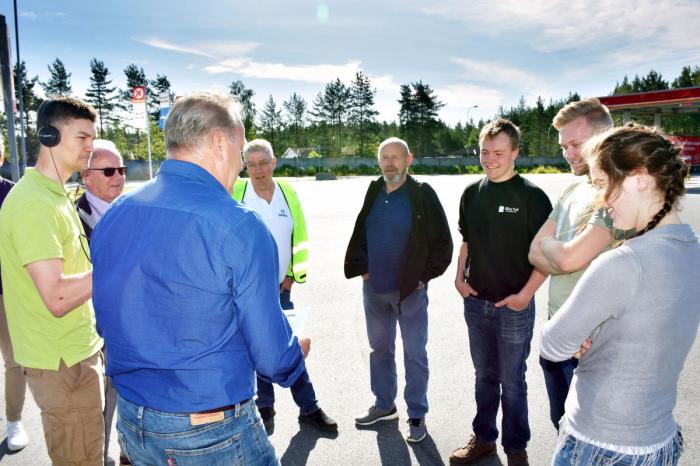 Morten Utengen forklarer grunnideen bak konkurransen for deltakerne. Han er en av initiativtakerne og representerer den mellomste generasjonen under kjøringen. Foto: Stein Inge Stølen