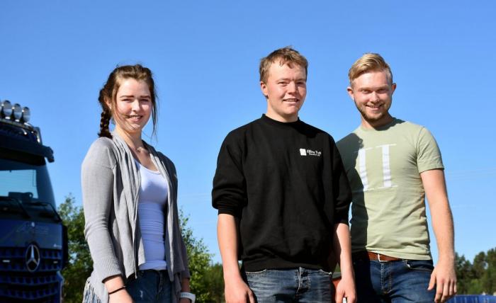 Her er vinnerne av lærlingekonkurransen, hvor Ruben havnet på topp og fikk æren av å representere de ferske sjåførene i generasjonskampen. Fra venstre: Tiril Thengs, Ruben Gullerud og Håkon Utengen. Foto: Stein Inge Stølen