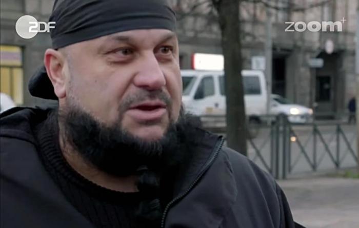 Yrkessjåfør Vladimir Apalinsky varsler om uholdbare lønns- og arbeidsvilkår i Girteka. Foto: Skjermdump, ZDF