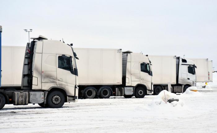 Girteka-biler på Ormlia døgnhvileplass ved Nebbenes, fotografert 10. mars 2018. Foto: Stein Inge Stølen