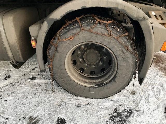 LITT KORT: Det kan være greit å ha med kjettinger som i allefall når rundt hjulet. (Foto: Statens vegvesen)