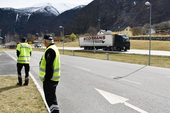 Det går et svært høyt antall lastebiler forbi kontrollstasjonen på Håbakken utenfor Lærdal. Dette er en av stedene Statens vegvesen legger inn en storinnsats i disse dager. Arkivfoto: Stein Inge Stølen