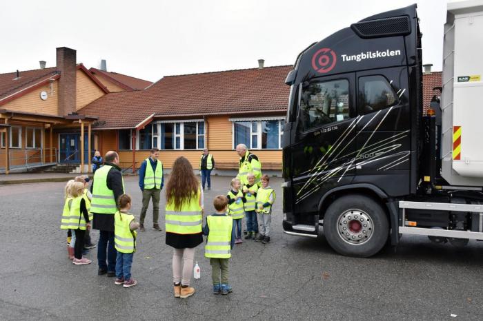 Det er stas å få besøk av en lastebil i skolegården. Spesielt når barna får lov til å sitte bak rattet og se blindsonene med egne øyne. Foto: Stein Inge Stølen