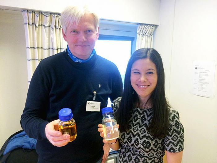 Her får Lan Marie Berg en innføring i biodiesel av styremedlem i NLF, Harry Nilsen. Foto: J. Kristian Bjerke