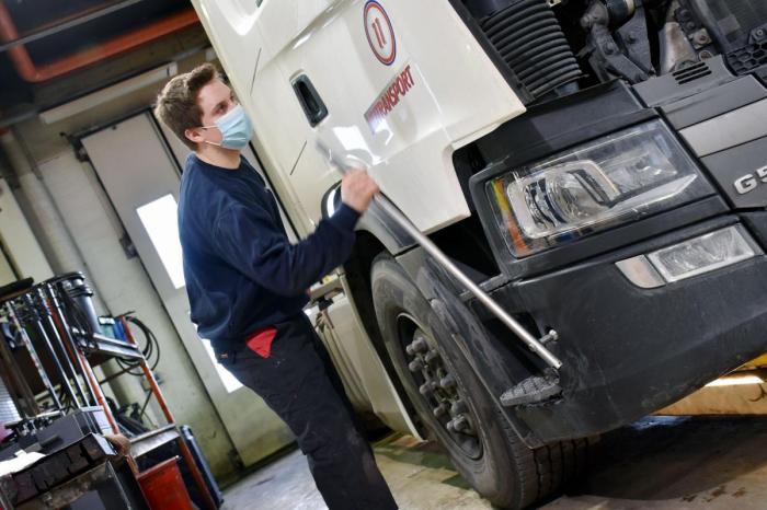 Med en latmannsarm jekker Hein raskt opp førerhytta for å få tilgang til  motoren. Foto: Stein Inge Stølen