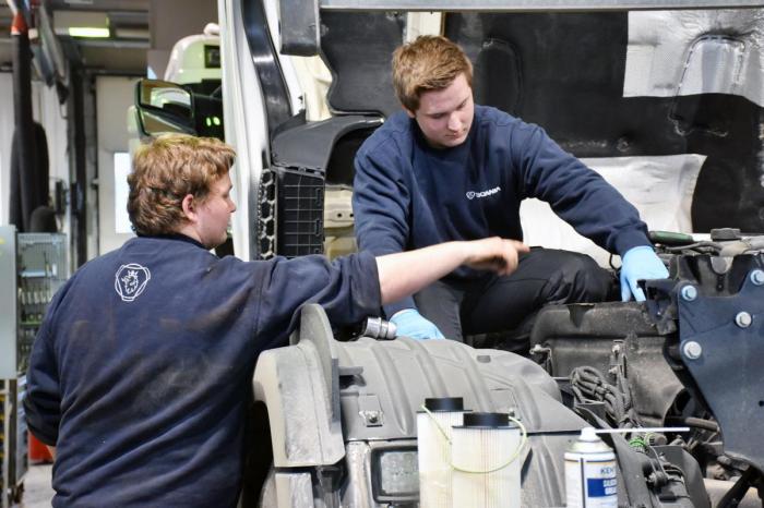 Sammen med lærlingen Emil Beck skifter Hein raskt olje- og dieselfiltre på den store rekkesekseren. Foto: Stein Inge Stølen