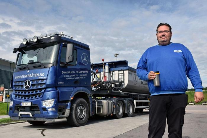 Henning har kjørt lastebil i 20 år. Nå kjører han tippbil for Øynebråten Transport. Foto: Stein Inge Stølen