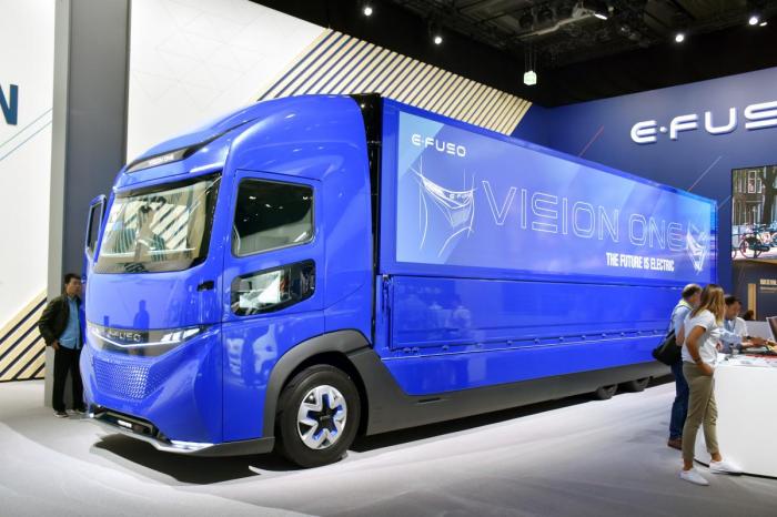 Fra Japan dukket Mitsubishi-eide Fuso opp med sin elektriske Concept One. De lover inntil 350 km rekkevidde med 11 tonns nyttelast. Totalvekt er såvidt over 23 tonn. Foto: Stein Inge Stølen