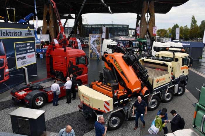 Også utenfor hallene ble det stilt ut mange spennende nyheter. En bamsete MAN med fem svingbare aksler står her sammen med en Elias, en elektrisk trekkvogn basert på en MAN med rekkevidde på inntil 200 km med 44 tonns totalvekt. Foto: Stein Inge Stølen