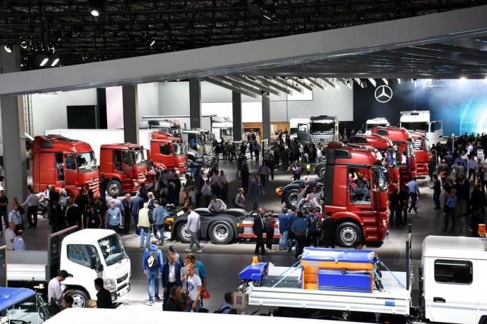 Mercedes' nye Actros trakk til seg mange besøkende. Foto: Stein Inge Stølen