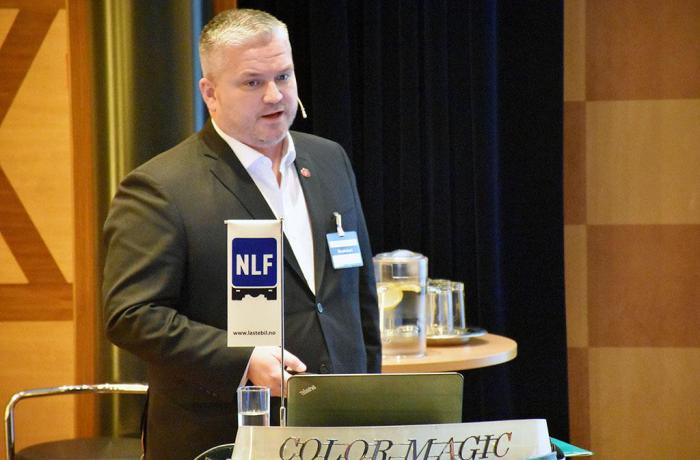 Tom Cato Karlsen presenterte Samferdselsdepartementets resultater fra satsingen mot transportsektoren. Foto: Stein Inge Stølen