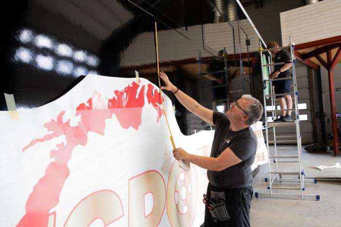 Noen av dekalene er store og krever en stø hånd ved montering. Foto: André Kjernsli