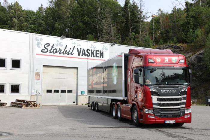 Roy vasket bilen før den ble plassert på brygga i Arendal. Foto: André Kjernsli