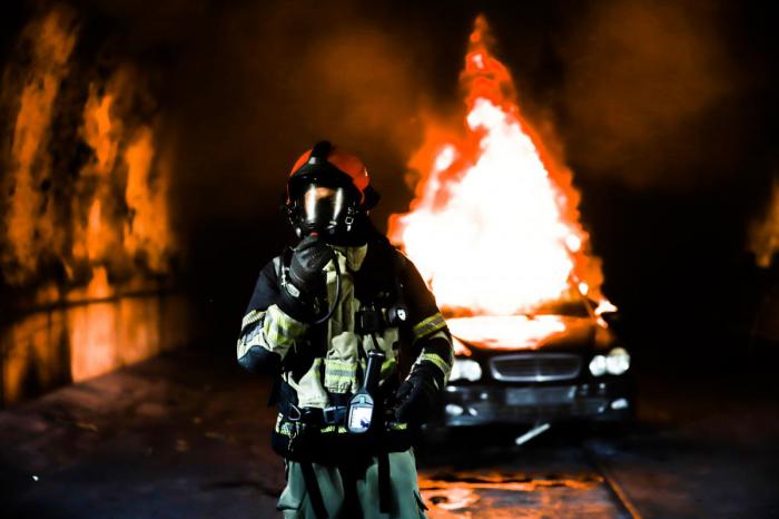 Bare noen få minutter etter at bilen var påtent sørget Ifs branninstruktører for at alle kom seg trygt ut av tunnelen. Foto: André Kjernsli
