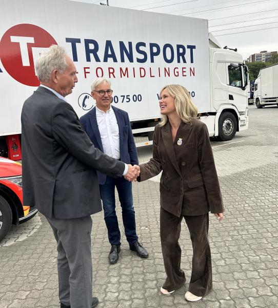 ØNSKES VELKOMMEN: Styreleder i TF Oslo, Thor Gudbrand Taraldrud Kvaal, ønsker Oslos ordfører Anne Lindboe velkommen til åpningen. Med seg har han administrerende direktør i TF Oslo, Jørgen Melnæs. Foto: J. Kristian Bjerke 