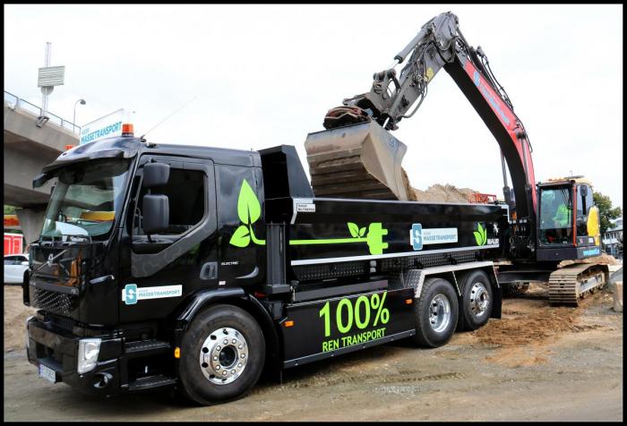 Bilen får her sitt første lass i sentrum, ved Quadrum der det bygges nytt politihus. Bilen vil for det meste operere i sentrum for Kristiansand kommune, med null utslipp til omgivelsene.