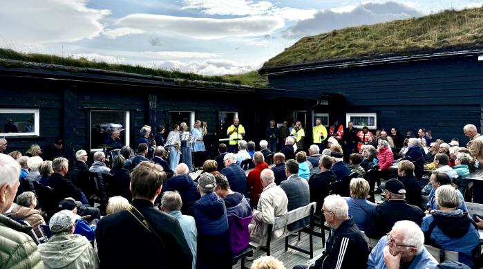 MANGE FREMMØTTE: Det var over 100 personer som valgte å ta turen til åpningen. Foto: Pål Olsen