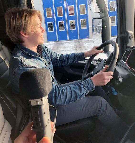 Tobias L. Handeland i Rød Ungdom klarte ikke å skjule smilet når han fikk fart på Scaniaen. Hør reaksjonene på podcasten «Du skal kjøre mye»! Foto: Knut Gravråk