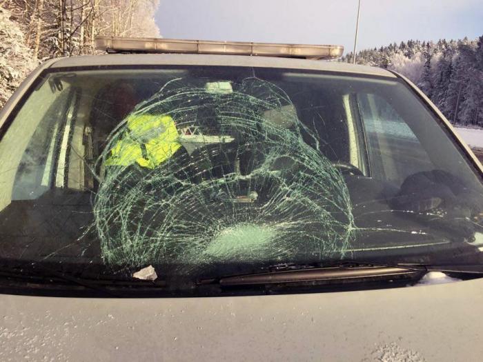 Dette kan bli resultatet hvis snø får ligge og bli til is på taket av et vogntog. Foto: Bjørn Brekken