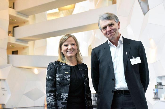 Daglig leder i ITS Norge, Trond Hovland, koordinerer arbeidet med informasjonsutveksling knyttet til selvkjørende kjøretøy i Norge. Her sammen med styreleder Ragnhild Wahl. Foto: Stein Inge Stølen